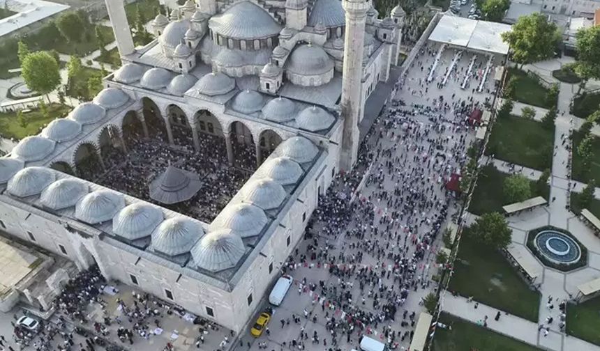 Fatih Camii haziresi dronla görüntülendi