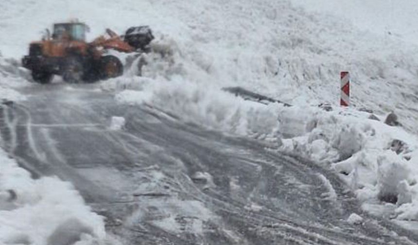 Çığ düştü, yolcu otobüsü yolda mahsur kaldı