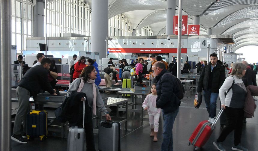 Bayram arifesinde havalimanlarında yoğunluk