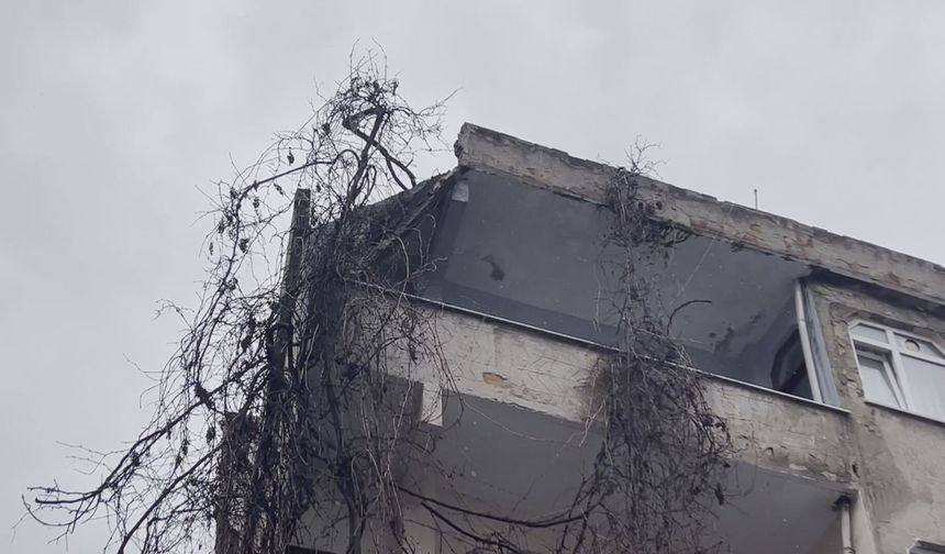 Bağcılar'da 4 katlı binanın çatısı çöktü