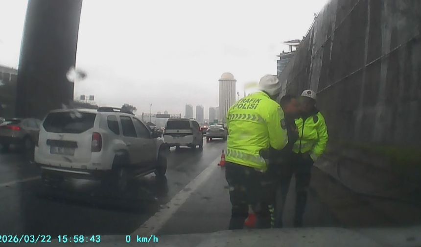 Bağcılar'da boğazına şeker kaçan sürücüyü polis kurtardı
