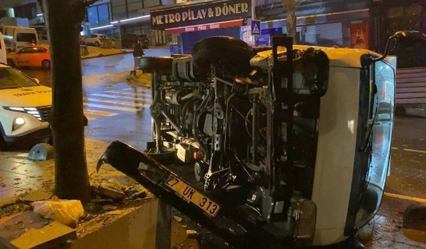 Bayrampaşa’da kamyonet devrildi: 3 yaralı