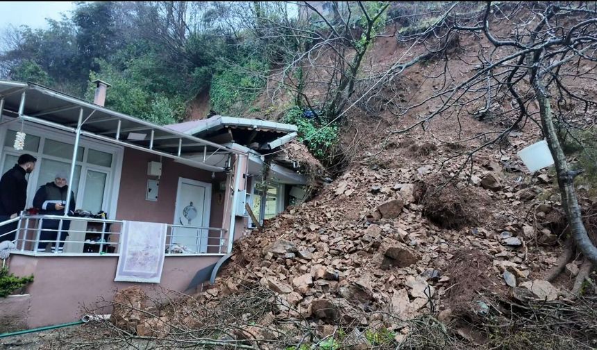 Toprak kayması sonucu tek katlı evde hasar oluştu