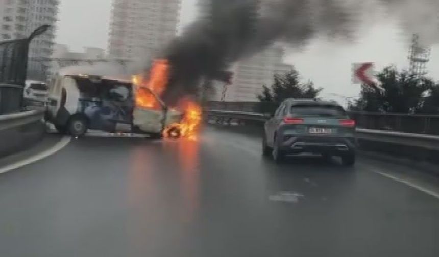 Seyir halindeki hafif ticari araç alev alev yandı