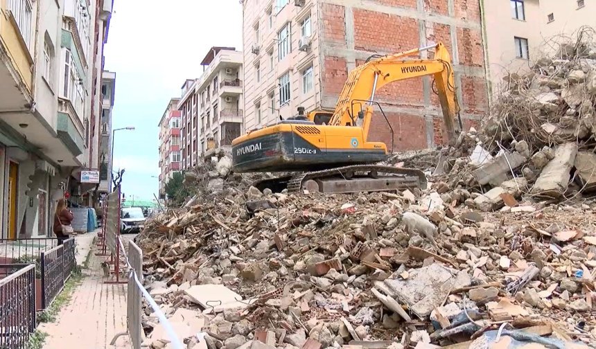 Yıkım sırasında hasar gören 6 katlı bina tahliye edildi