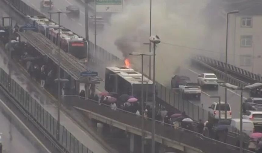 Metrobüste yangın paniği