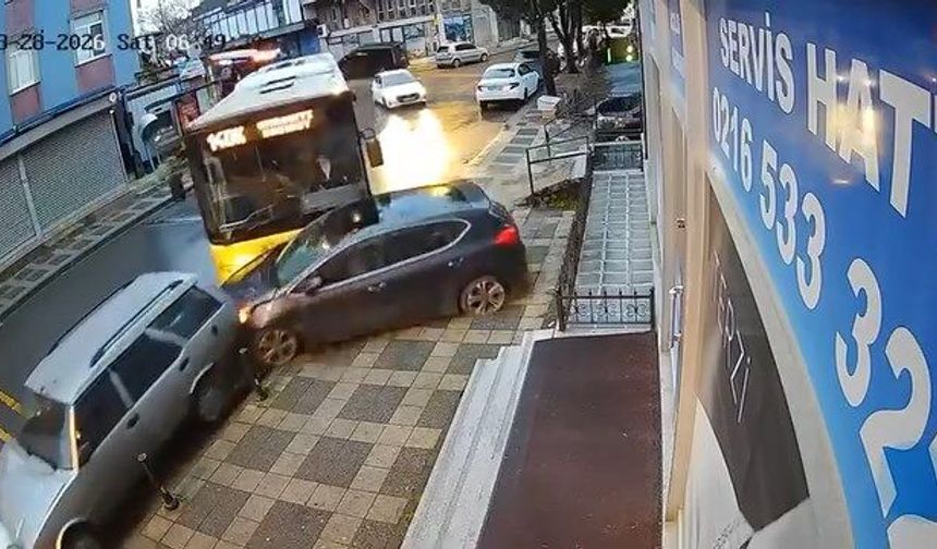 İETT otobüsü park halindeki otomobillere çarptı