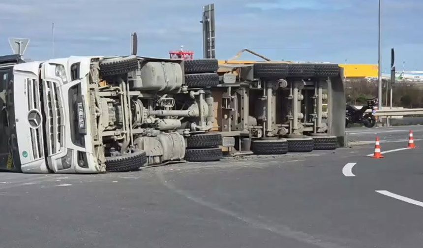 Arnavutköy’de hafriyat kamyonu kaza yaptı