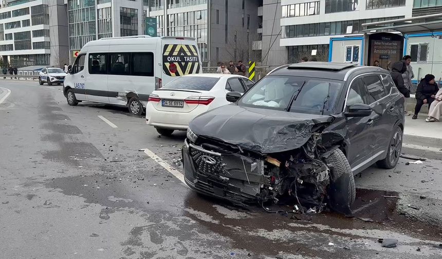 Virajı alamayan cip 4 aracı birbirine kattı