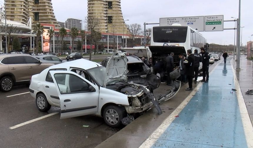 Park halindeki araçlara çarptı: Trafik felç oldu