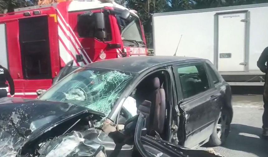 Arnavutköy’de otomobil ile ticari araç çarpıştı