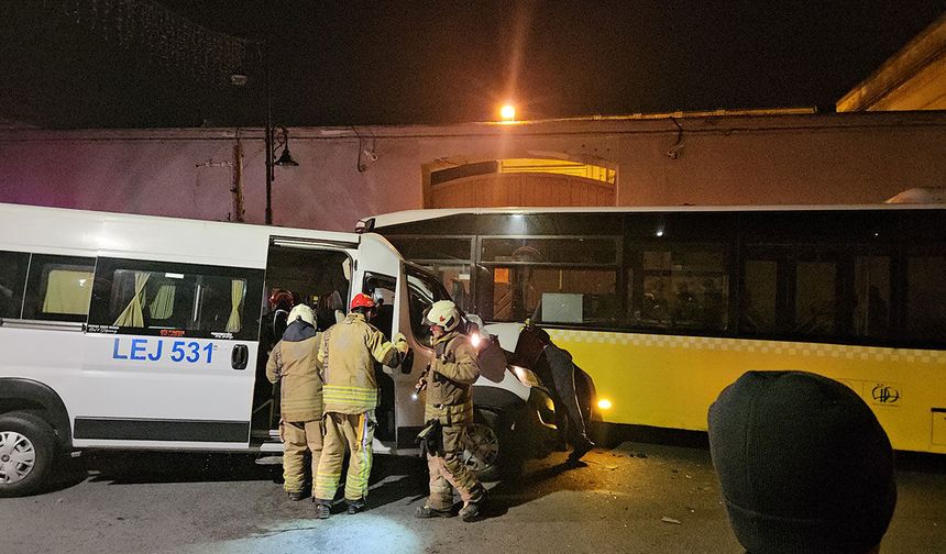 Servis minibüsüyle İETT otobüsü kafa kafaya çarpıştı