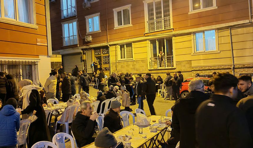 İstanbul'da komşular 11. kez iftar yaptı
