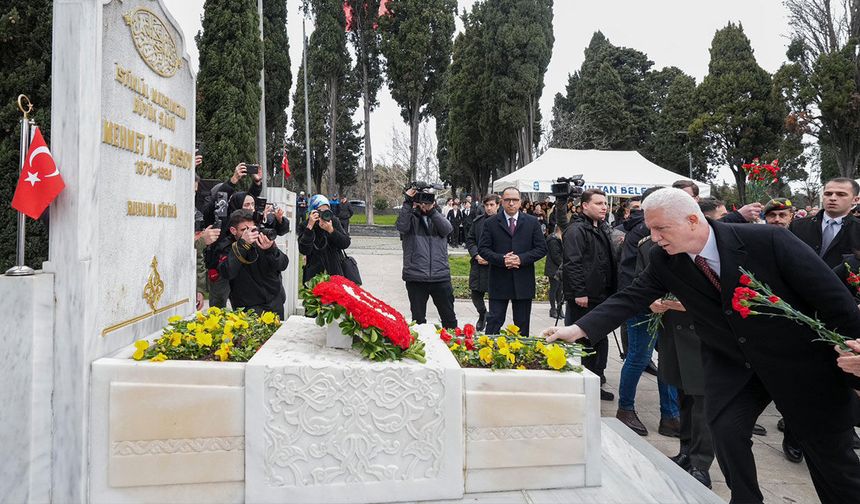 Mehmet Akif Ersoy, kabri başında anıldı