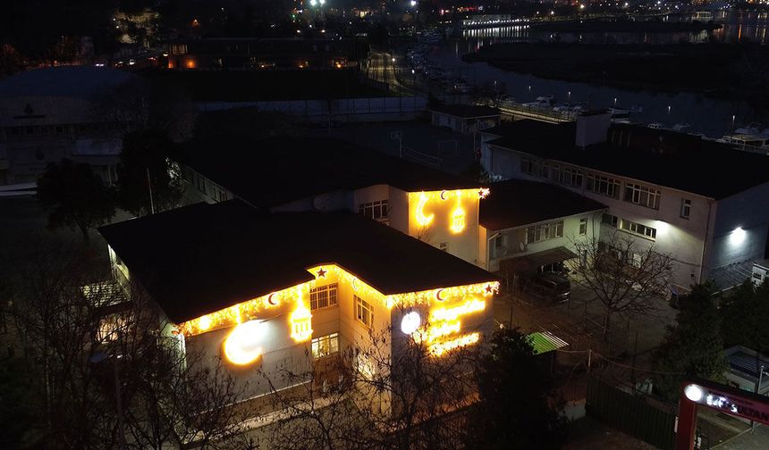Okullar Ramazan için ışıklandırıldı