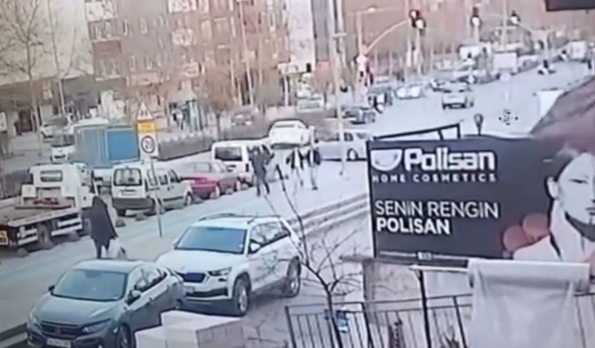 Sancaktepe’de iki otomobil çarpıştı