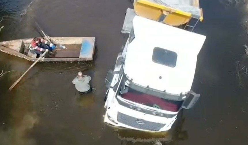 Taşkın sularında mahsur kalan TIR şoförü kurtarıldı