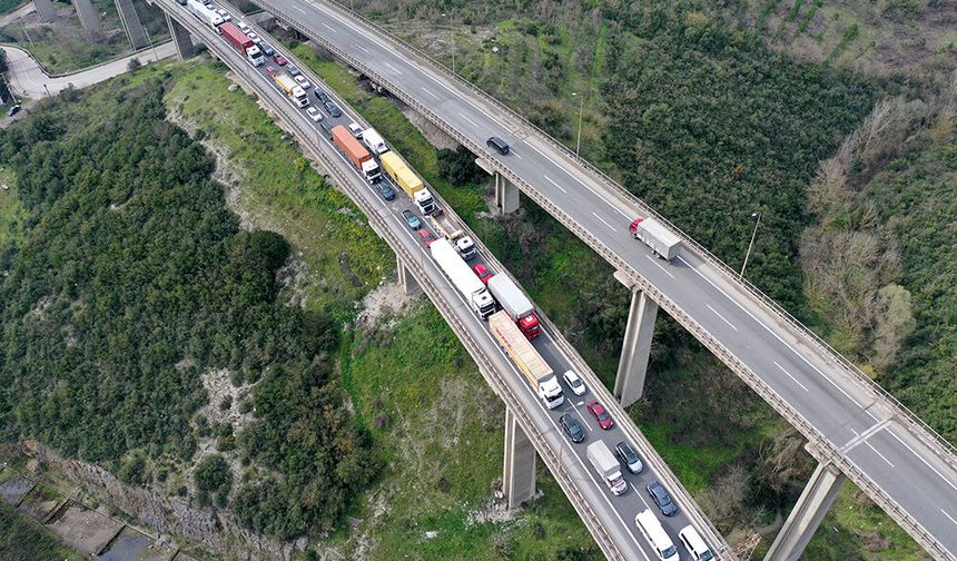 TEM’de 2 TIR ve 2 otomobil çarpıştı