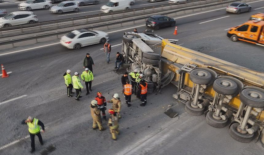 Eyüpsultan TEM Otoyolu’nda hafriyat kamyonu devrildi