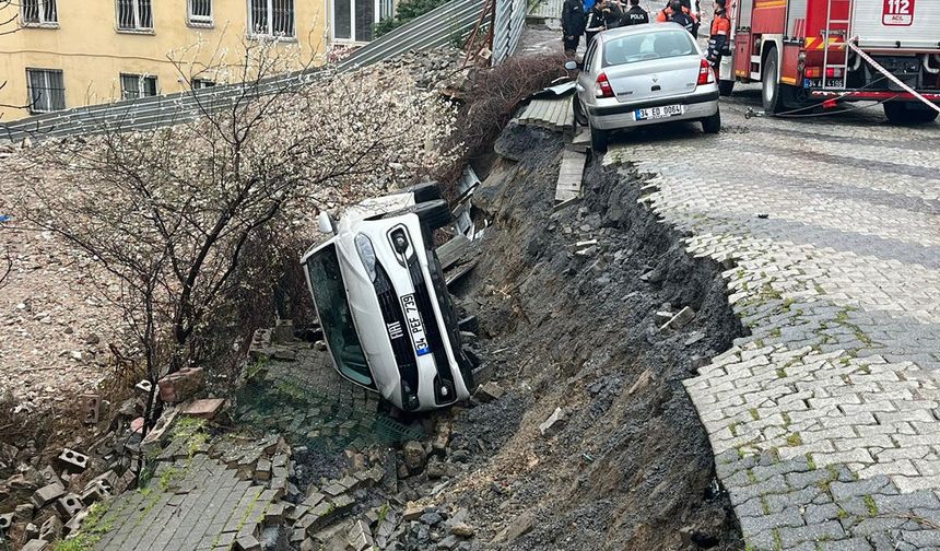 Park halindeki araç çukura gömüldü