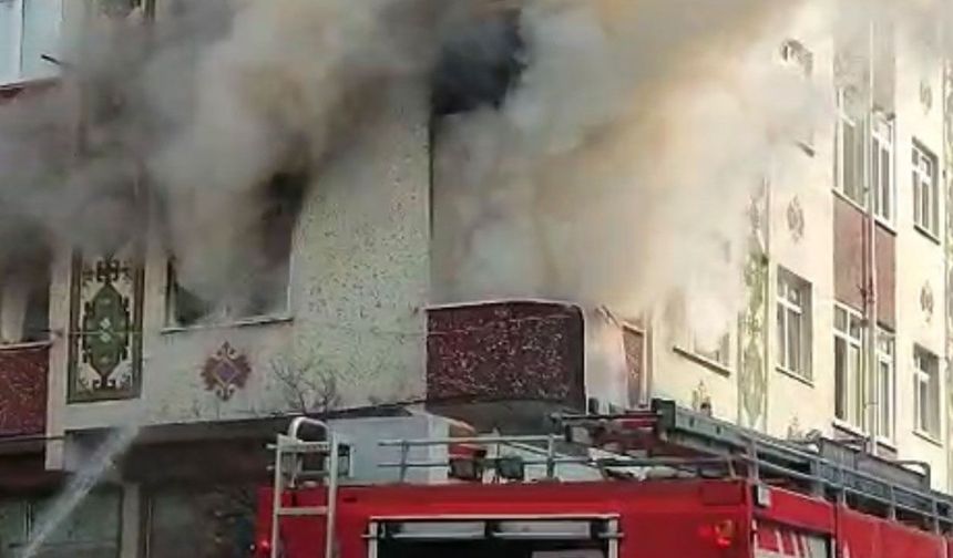 Ataşehir’de genç kendi evini yaktı