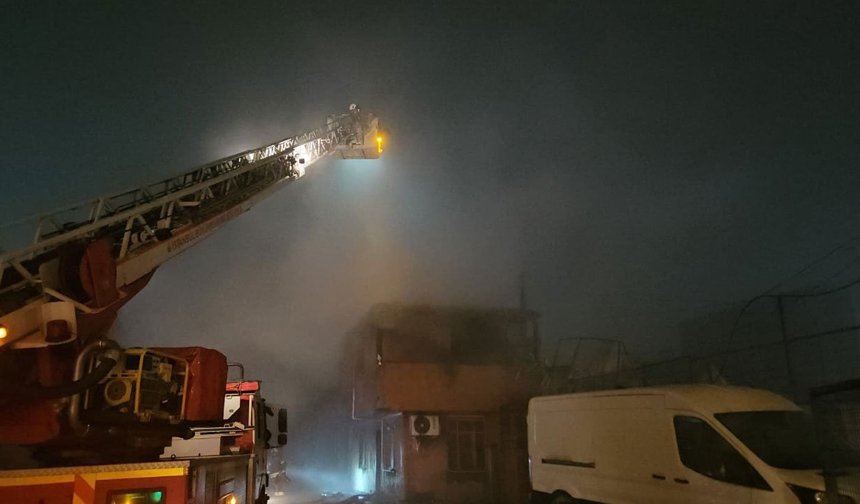 Sultangazi’de korkutan yangın: Depo kül oldu