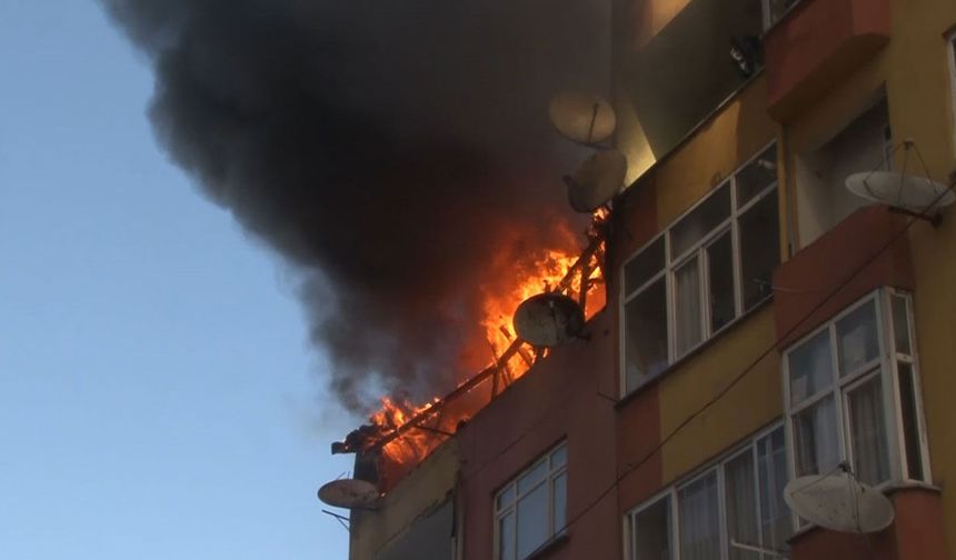 Esenler’de binanın çatısında alevler yükseldi