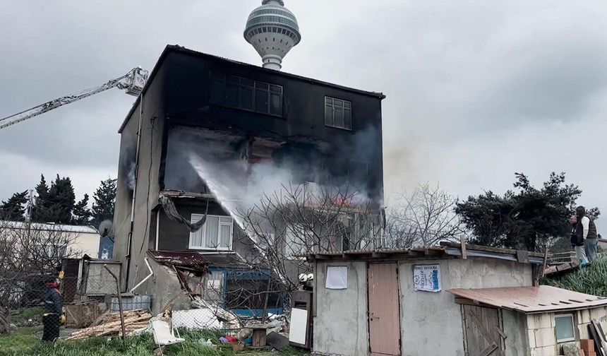 Büyükçekmece'de üç katlı binada yangın