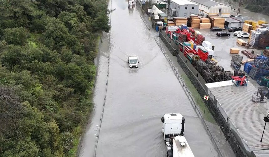 Ayazağa'da etkili olan yağışta yollar göle döndü