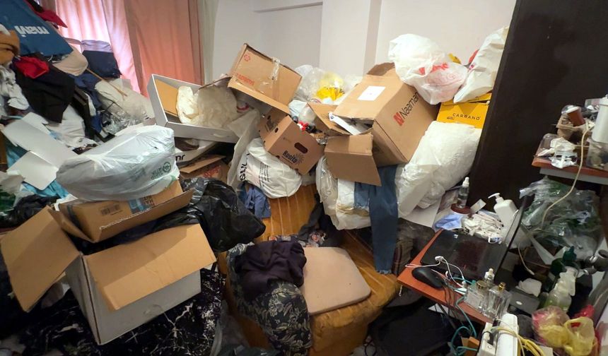 Bir binada iki çöp ev: 3 kamyon atık çıkarıldı