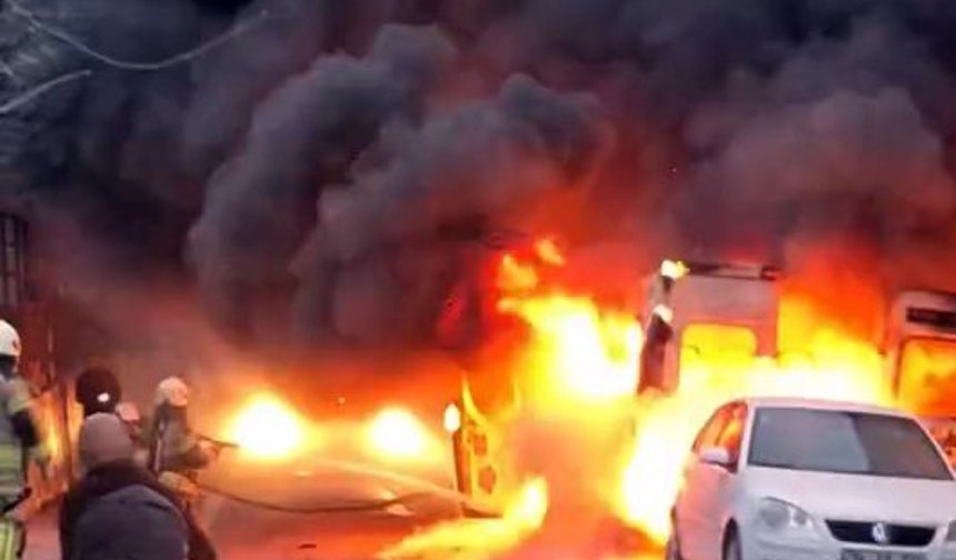 Park halindeki servis minibüsü alev alev yandı