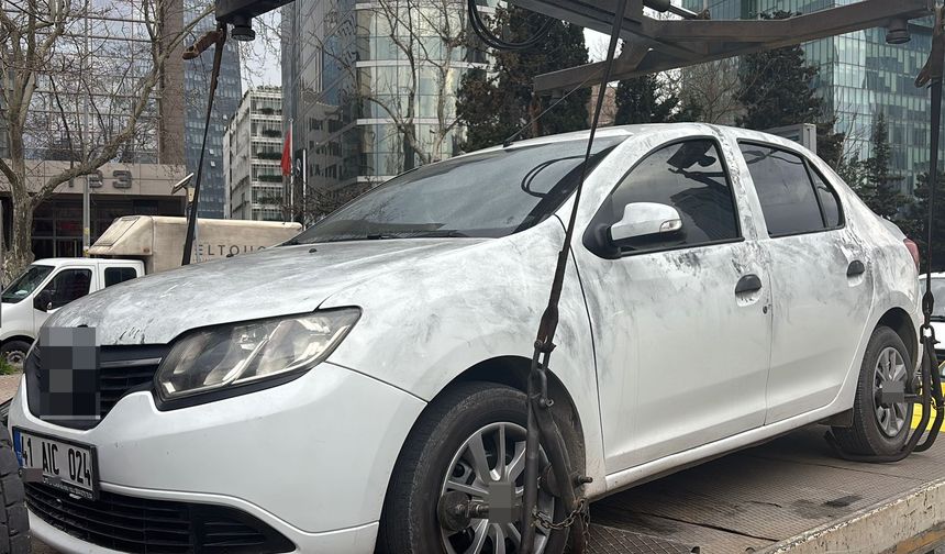 Teröristlerin kiraladığı otomobil incelemelerin ardından olay yerinden kaldırıldı