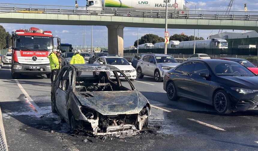 Otomobil alev alev yandı