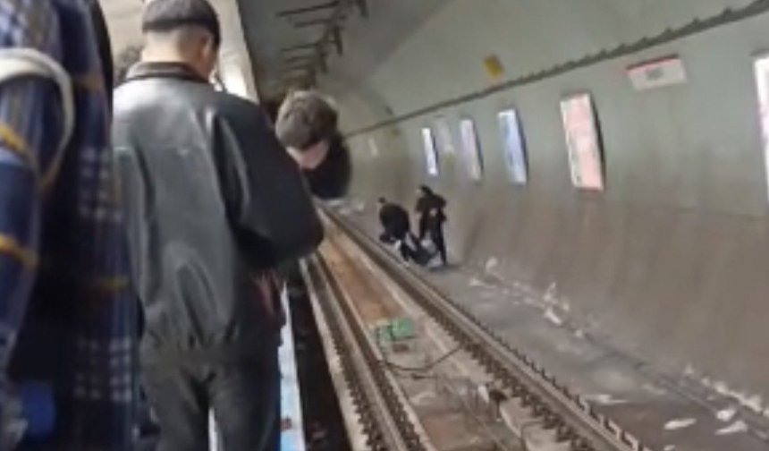Metro istasyonunda intihar girişimi vatandaşlar tarafından engellendi