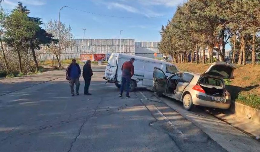 Kontrolden çıkan kepçe araçları biçti