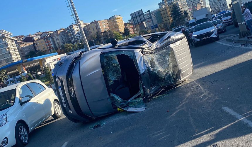 Seyir halindeyken direğe çarptı: Devrilen araca arkadan çarptılar