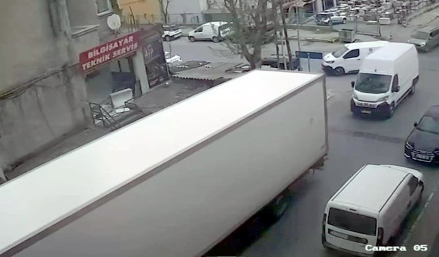 El frenini çekmeyi unuttuğu TIR minibüse çarptı