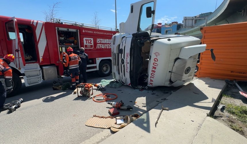 Beylikdüzü'nde TIR devrildi; şoför yaralandı