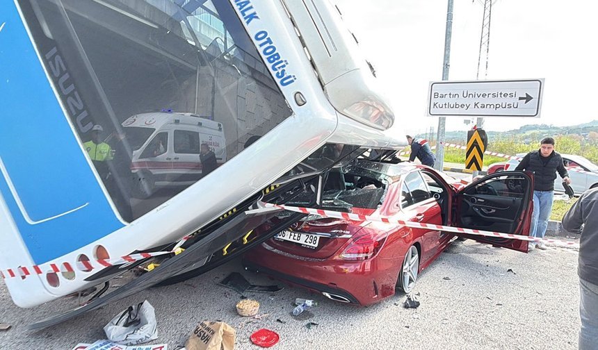 Üniversite yolunda korku dolu anlar: Otobüs otomobilin üzerine devrildi