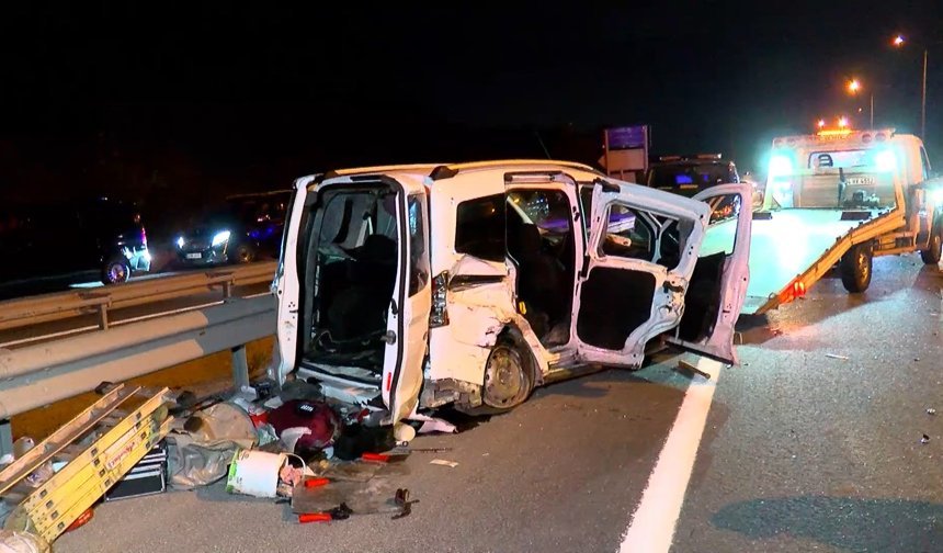 Eyüpsultan'da hafif ticari araç ile minibüs çarpıştı