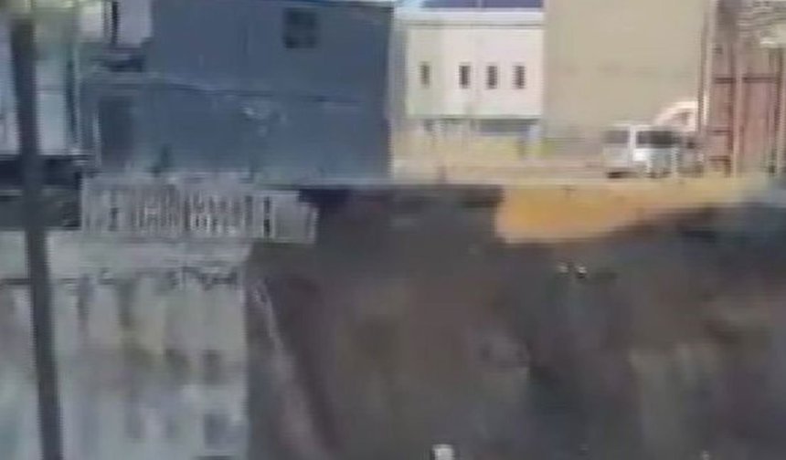 Fenerbahçe Stadyumu'nun yanındaki inşaat duvarında çökme