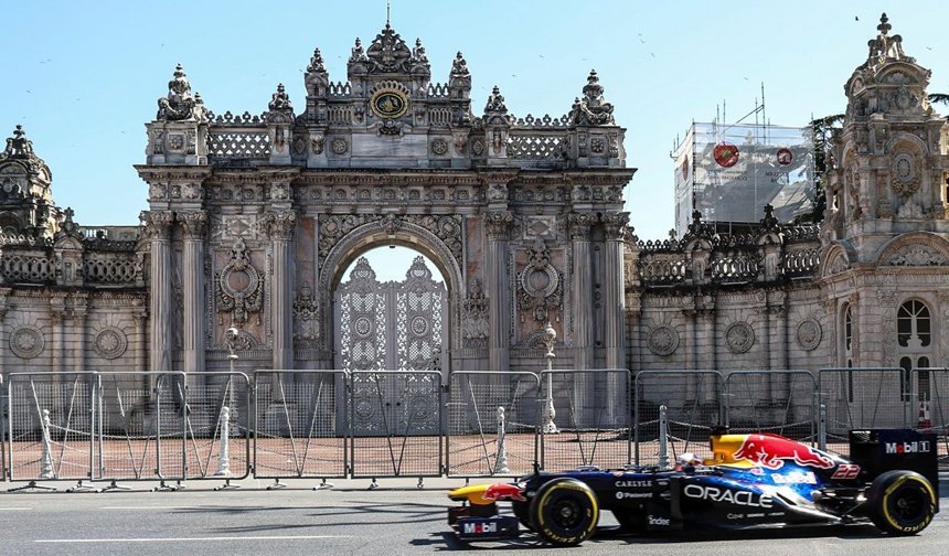 İstanbul’da F1 coşkusu: Araç şehir turu yaptı