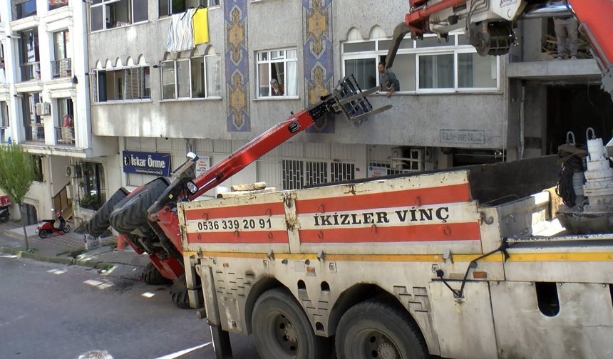 Yokuşta kayan iş makinesi 4 araçta ve binada hasara neden oldu