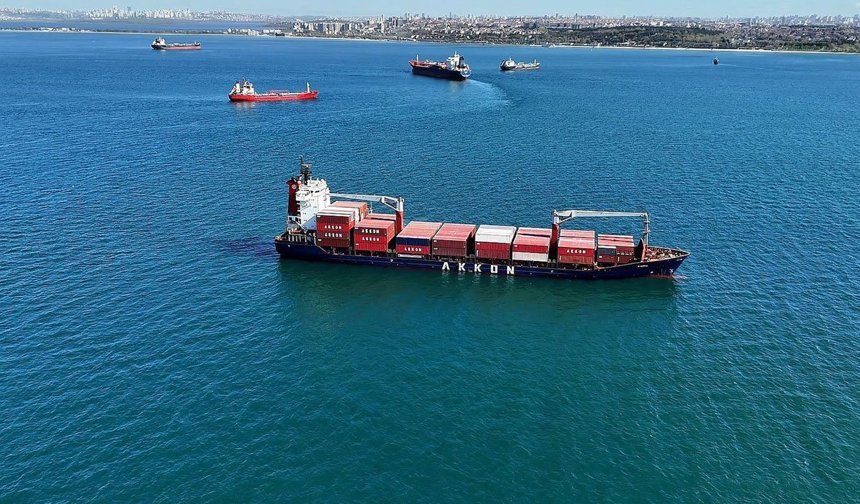 Yalıya çarpmasına metreler kalan gemi havadan görüntülendi