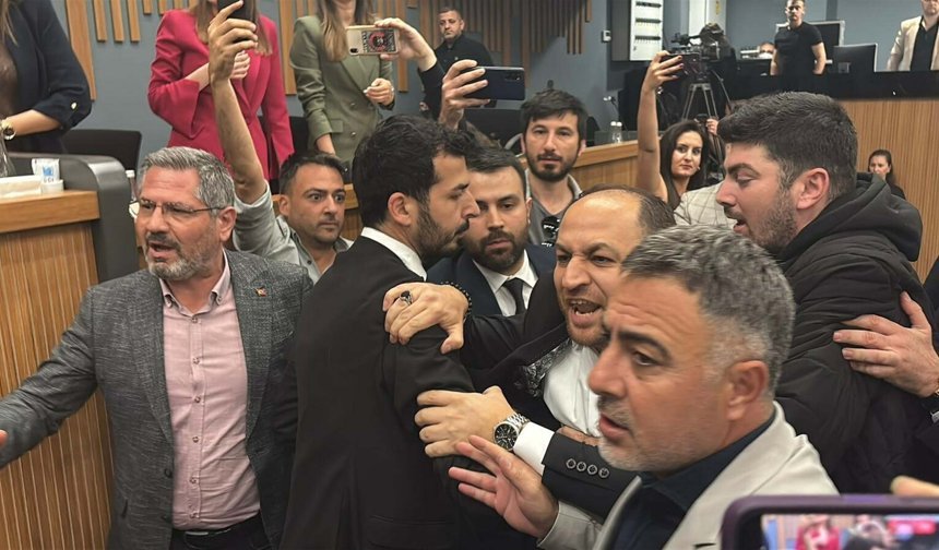 İzmir Büyükşehir Belediye Meclisi'nde gerginlik