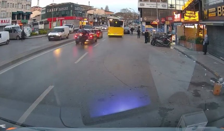 Motosiklet otomobile çarptı, sürücü yere savruldu