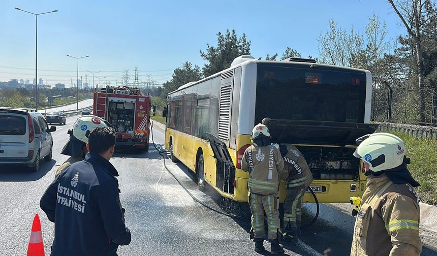 Eyüpsultan’da otobüs alev aldı, yolcular son anda indi