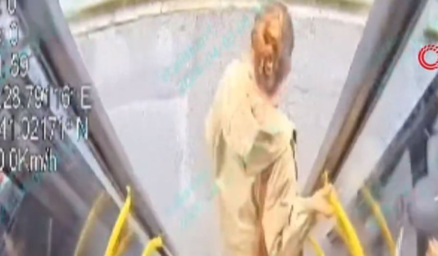 İETT otobüsünden inen yolcuya motosiklet çarptı: O anlar kaydedildi