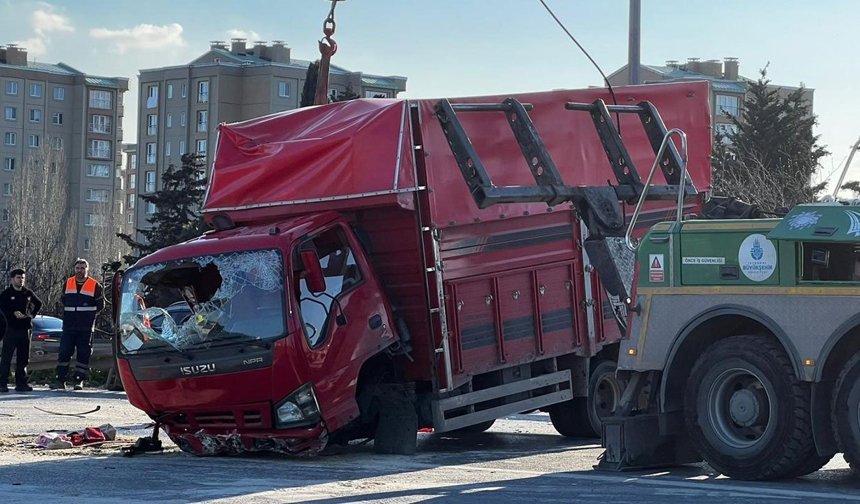 Esenler'de otomobil kamyonete çarptı