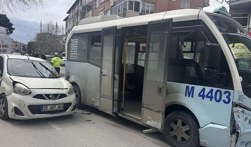 Maltepe'de minibüs araca çarptı